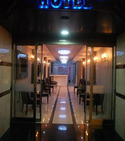 호텔 Grand Center Boutique 키레니아